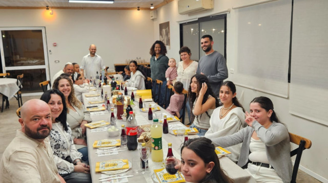 ניר עם אירח בליל סדר את תושבי הצפון (צילום: שי ששון)