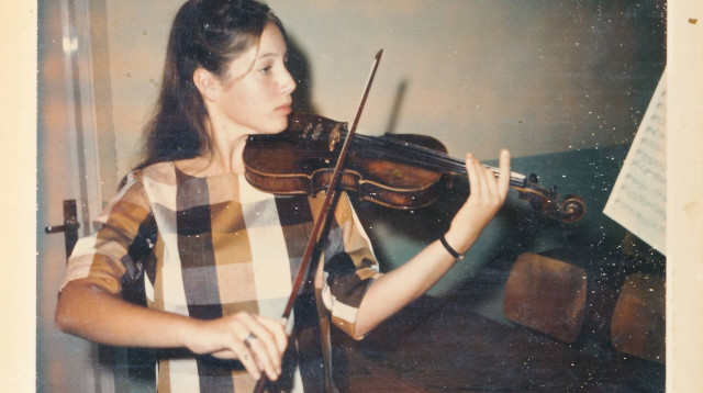 צרויה להב מנגנת בכינור (צילום: באדיבות ארכיון איילת השחר)