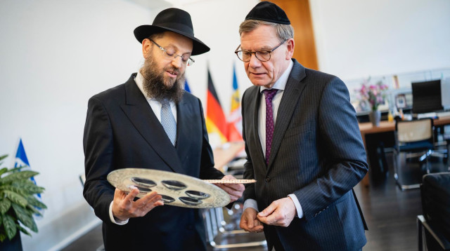 שר החוץ הגרמני קיבל מצות (צילום: יח"צ)