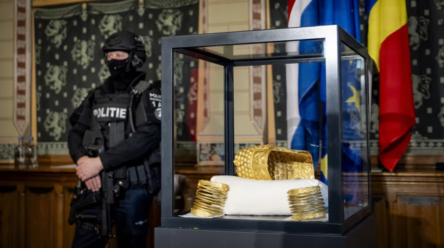 הקסדה והצמידים בהשגחה חמושה (צילום: Sem van der Wal/ANP/AFP/Getty Images)