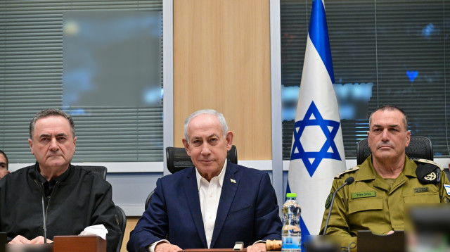 בנימין נתניהו, ישראל כ"ץ ואייל זמיר בהערכת מצב בקריה (צילום: קובי גדעון, לע"מ)