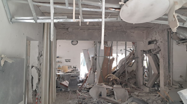 מטח מאיראן: בית ברמת גן שנפגע מטיל מצרר (צילום: אבשלום ששוני)