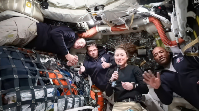 האסטרונאוטים ביום השני בחללית (צילום: נאס"א)