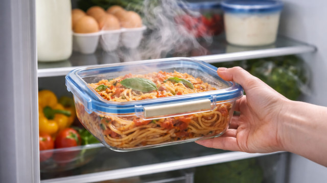 אוכל חם במקרר (צילום: AI)