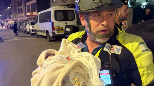 זירת פגיעה בפתח תקווה לאחר ירי טילים מאיראן (צילום: תיעוד מבצעי מד"א)