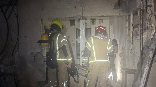 זירה בראש העין לאחר ירי טילים מאיראן (צילום: עומר שפירא, תיעוד מבצעי כבאות והצלה לישראל)