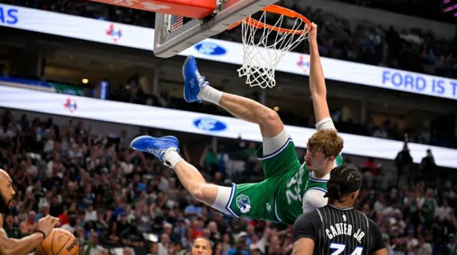 משחק היסטורי. קופר פלאג מטביע (צילום: רויטרס)