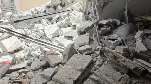 נזק בדירה בפתח תקווה לאחר הירי מאיראן (צילום: אלון חכמון)