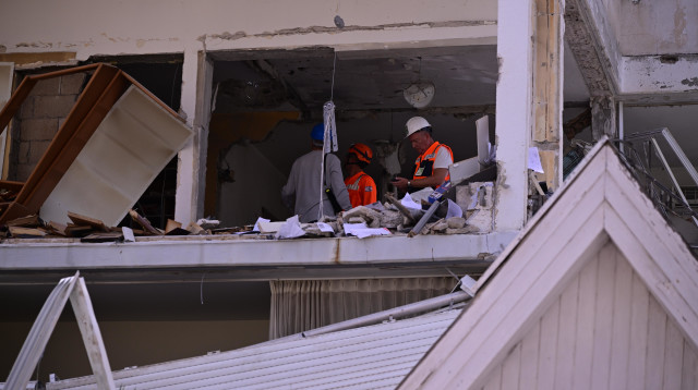 הבניין ברמת גן שנפגע מטיל איראני (צילום: אבשלום ששוני)