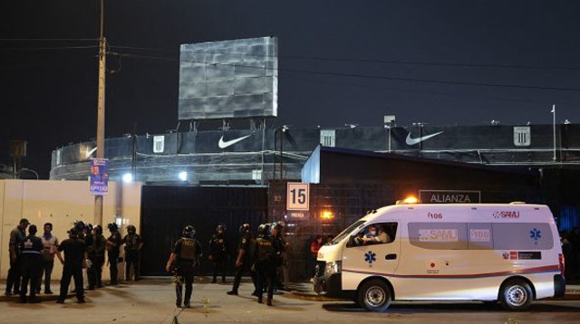 אמבולנס ליד האצטדיון של אליאנסה לימה (צילום: GettyImages)