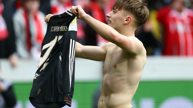 לנארט קארל שחקן באיירן מינכן חוגג שער (צילום: רויטרס)