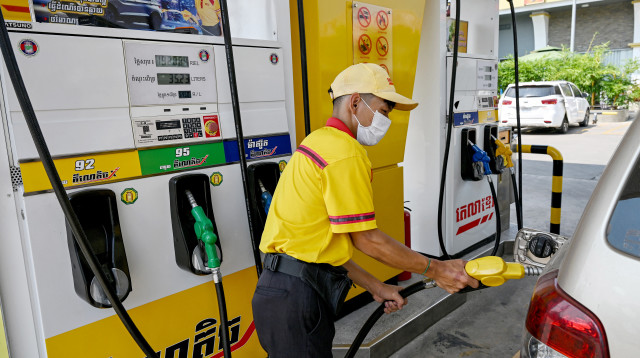 תחנת דלק בקמבודיה (צילום: TANG CHHIN Sothy / AFP via Getty Images)