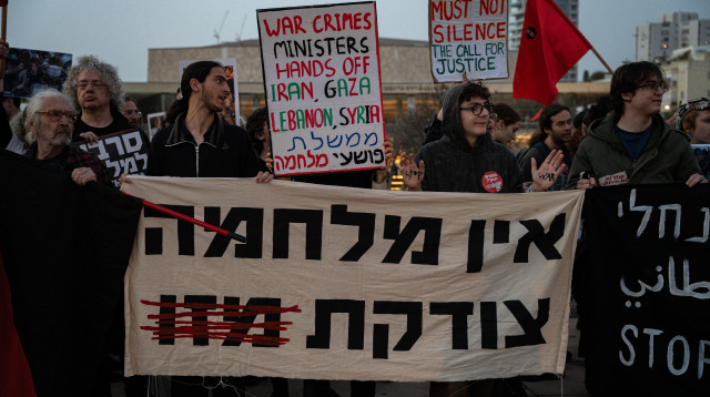 מחאה נגד המלחמה באיראן (צילום: Ori Aviram / Middle East Images / AFP via Getty Images)