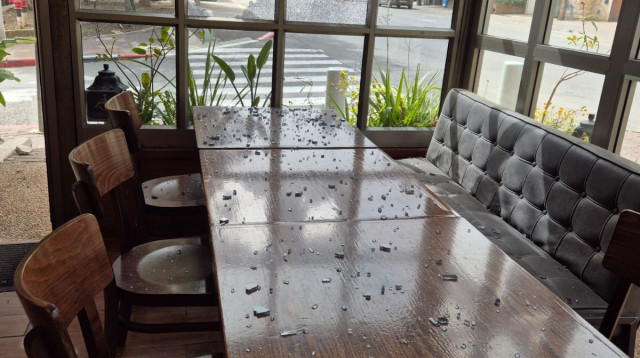 תיעוד הנזק שנגרם למסעדה (צילום: דניאל יסמן)