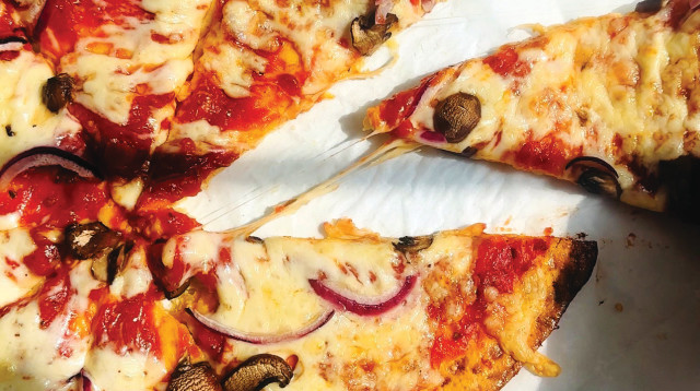 פיצה כשרה לפסח (צילום: מירי שלום)