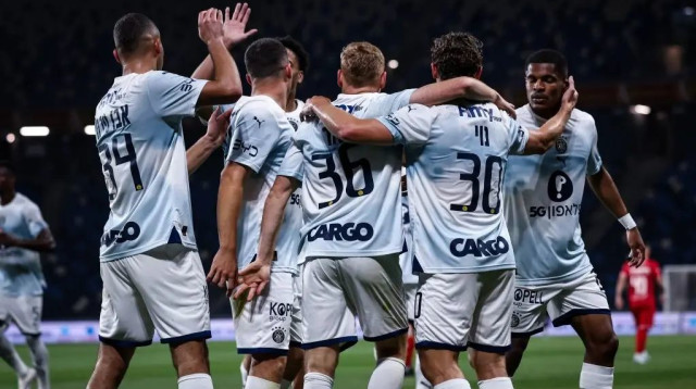 שחקני מכבי תל אביב חוגגים (צילום: אתר רשמי, האתר הרשמי של מכבי תל אביב)