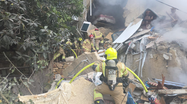 פגיעה ישירה בחיפה (צילום: כבאות והצלה לישראל)