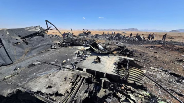 הריסות המטוס האמריקאי שהתרסק באיראן (צילום: רויטרס)