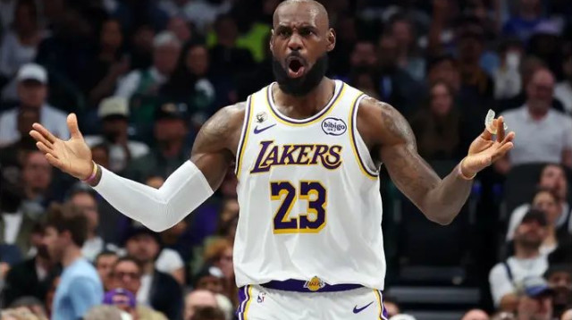 לא יכול לבד. לברון (צילום: GettyImages)