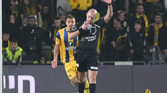 השופט גל לייבוביץ' לפני שחקן מכבי תל אביב סייד אבו פרחי (צילום: ברני ארדוב)