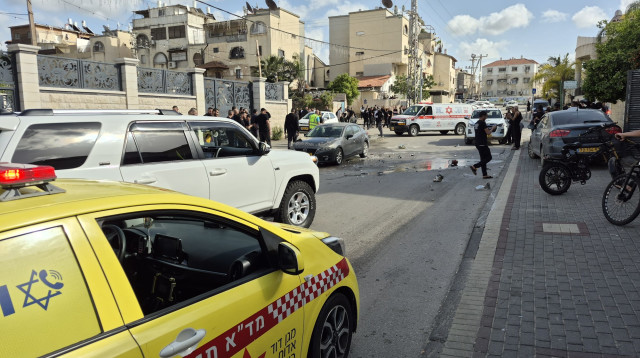 זירת נפילת רסיסים בגוש דן (צילום: תיעוד מבצעי מד"א)