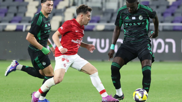 עבדולאי סק בלם מכבי חיפה עוצר את לויזוס לויזו שחקן הפועל תל אביב (צילום: דני מרון)