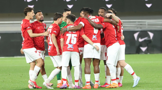 שחקני הפועל תל אביב (צילום: דני מרון)