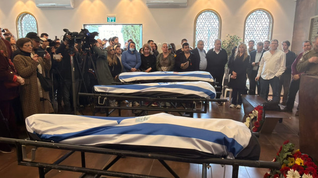 הלווית ולדימיר גרשוביץ׳, לנה אוסטרובסקי ובנם דימה גרשוביץ׳ ז"ל בחיפה (צילום: בתיה גלעדי)