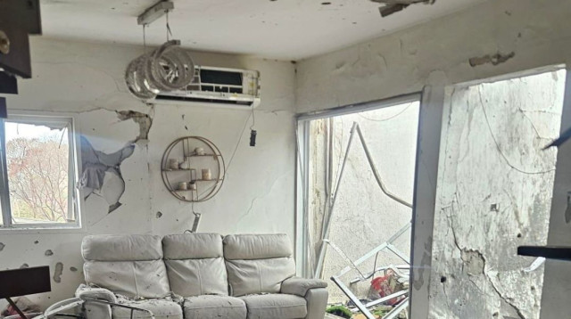 זירת הרס בפתח תקווה בעקבות ירי טילים מאיראן (צילום: שימוש לפי סעיף 27 א')