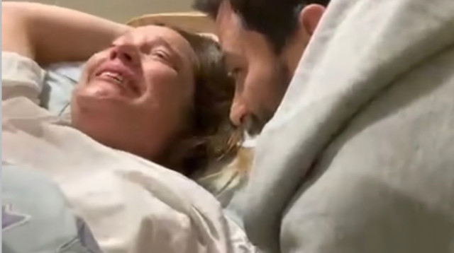 דנה פרידר ויהודה לוי בחדר הלידה (צילום: מתוך אינסטגרם)