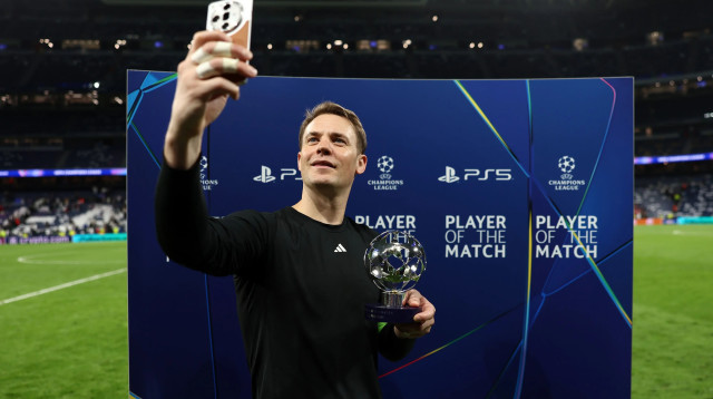 מנואל נוייר שוער באיירן מינכן עם פרס איש המשחק (צילום: GettyImages, Fran Santiago - UEFA)