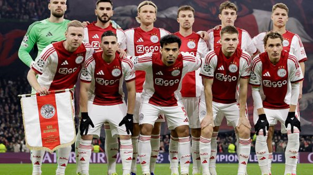 אוסקר גלוך עם שחקני אייאקס (צילום: Gettyimages)