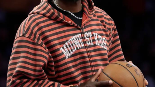 צופה בדאגה. לברון (צילום: GettyImages)