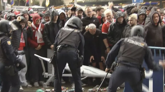 השוטרים במדריד מול אוהדי באיירן (צילום: צילום מסך, X (טוויטר))