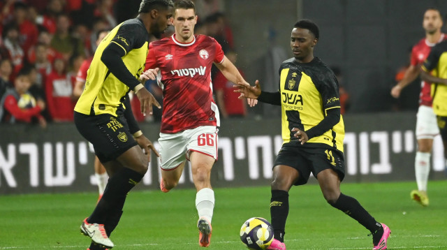 שחקני בית"ר ירושלים, בריאן קרבאלי, טימו מוזי, מול שחקן הפועל באר שבע איגור זלאטנוביץ' (צילום: ברני ארדוב)