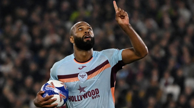 איגור טיאגו שחקן ברנטפורד חוגג שער (צילום: רויטרס)