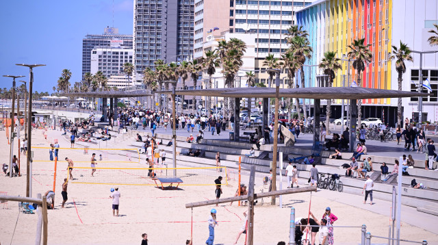 חוף הים בתל אביב בבוקר הפסקת האש עם איראן (צילום: אבשלום ששוני)