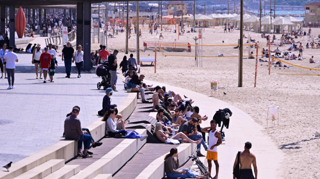 הטיילת וחוף הים בתל אביב בבוקר הפסקת האש עם איראן (צילום: אבשלום ששוני)