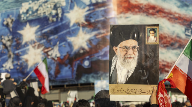 כרזה של עלי חמינאי (צילום: Majid Saeedi/Getty Images)