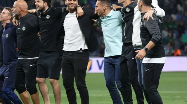 פעם שלישית גלידה? ברק בכר עם הצוות (צילום: ברני ארדוב)