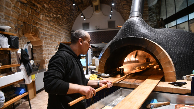 מאפיית אבולעפיה בצאת חג הפסח (צילום: אבשלום ששוני)