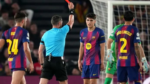 טעות חמורה של הבלם הצעיר. קובארסי (צילום: אימג'בנק  GettyImages)