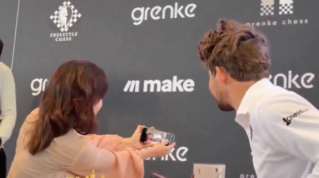 אלוף העולם בשחמט הסכים לסלפי עם יריבתו (צילום: צילום מסך רשת X,רשתות חברתיות)