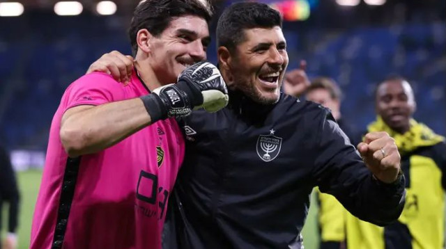 בית"רי אמיתי. מיגל סילבה עם מאמן השוערים דוד בן הרוש (צילום: מאור אלקסלסי)