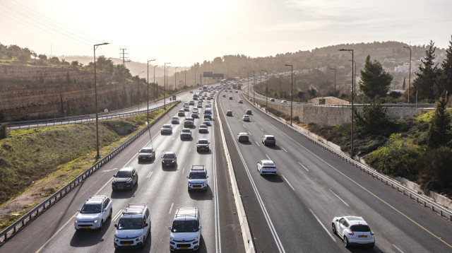 מכניות בכביש 1 (צילום: חיים גולדברג, פלאש 90)