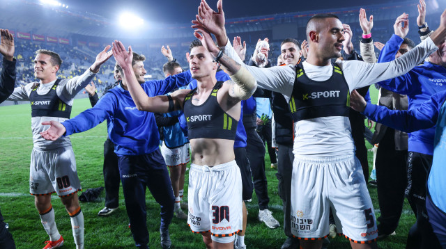 שחקני בני יהודה חוגגים את הסנסציה בגביע (צילום: דני מרון)