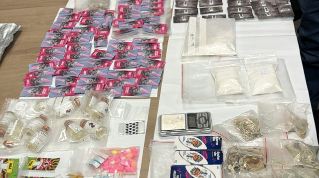 סמים שנתפסו בדירה באילת (צילום: דוברות המשטרה)