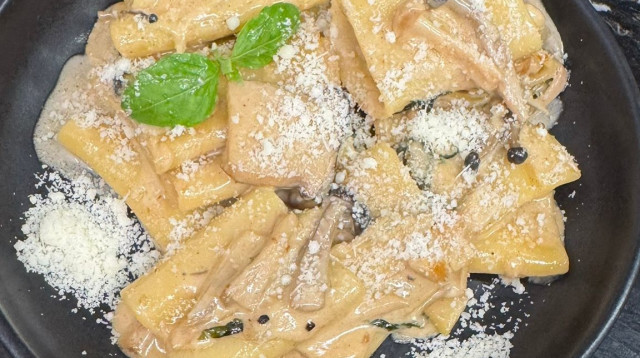 פסטה שמנת פטריות טריאקי (צילום: אסתר שכטמן)