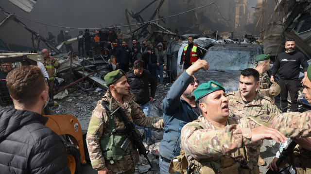 חיילים לבנוניים באתר הפצצה של ישראל (צילום: רויטרס)