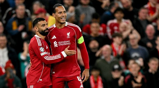 מוחמד סלאח ו-וירג'יל ואן דייק במדי ליברפול (צילום: OLI SCARFF)